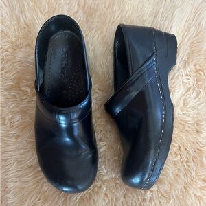 Dansko Sanita Women’s Black Leather Clogs sz 42